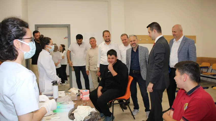 Düzce'de öğrencilere diş sağlığı taraması yapıldı haberinin görseli