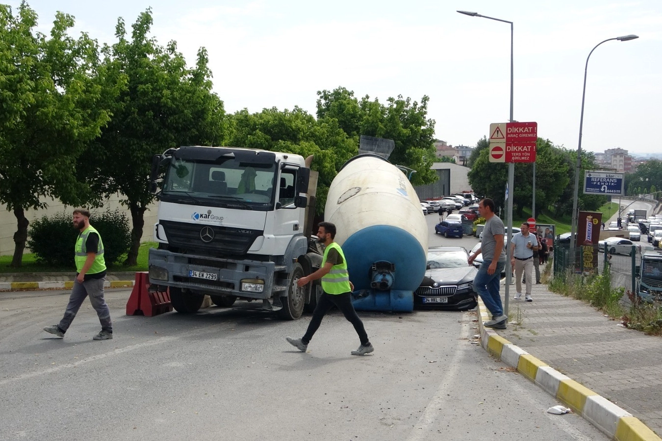 Faciaya ramak kala: Beton mikseri otomobilin üzerine devrildi haberinin görseli