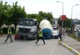 Faciaya ramak kala: Beton mikseri otomobilin üzerine devrildi