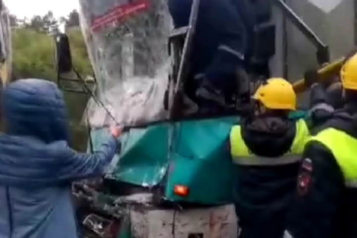 Freni boşalan troleybüs dehşet saçtı: Yolcular dışarı fırladı