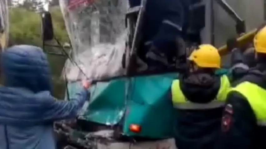 Freni boşalan troleybüs dehşet saçtı: Yolcular dışarı fırladı haberinin görseli