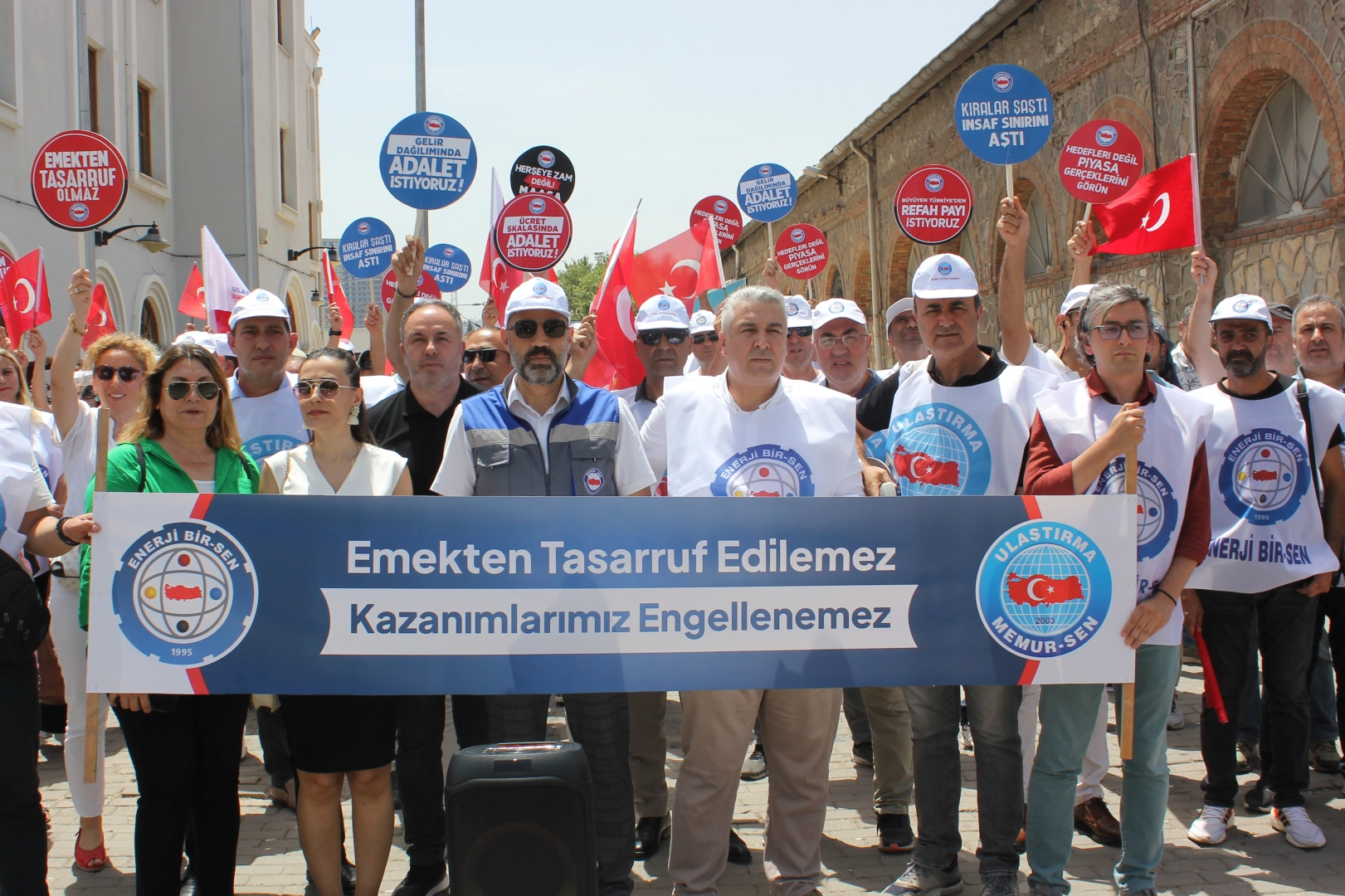 Tasarruf tedbirleri kapsamında haklarının elinden aldığını iddia eden memurlar seslerini yükseltti haberinin görseli