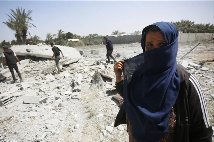İsrail, Gazze'de UNRWA okulunu vurdu: 39 kişi hayatını kaybetti haberinin görseli