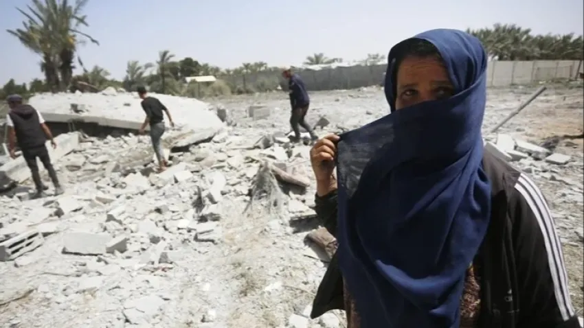 İsrail, Gazze'de UNRWA okulunu vurdu: 39 kişi hayatını kaybetti haberinin görseli