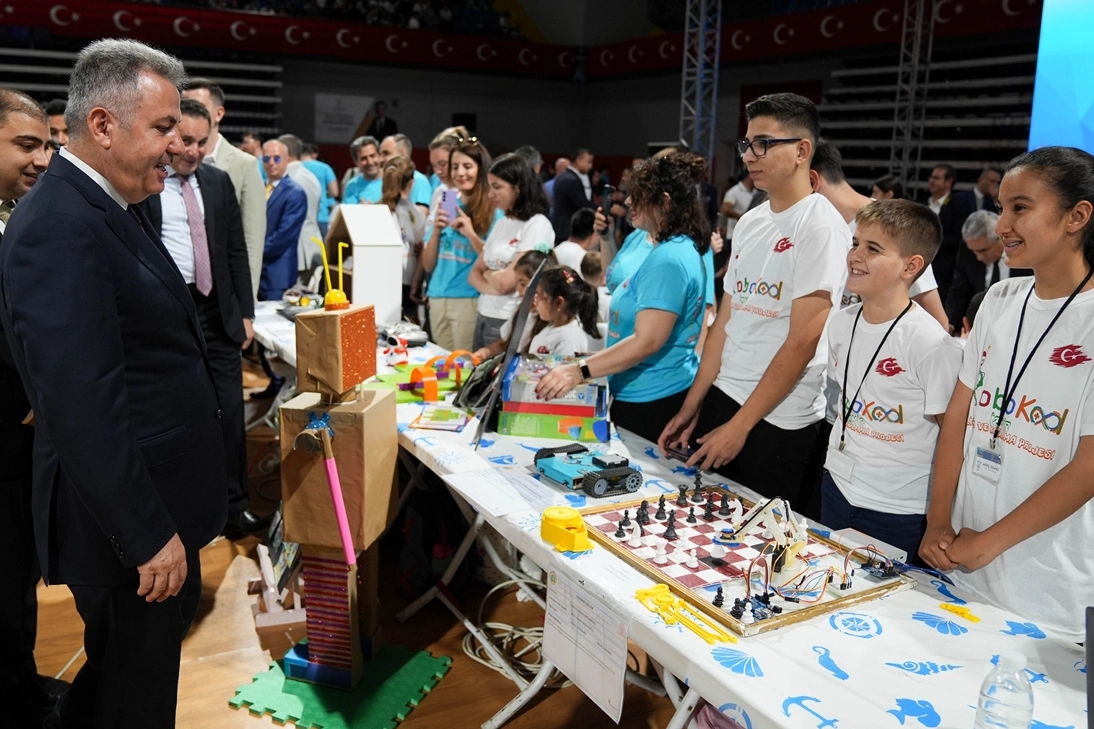 İzmir'de öğrencilerin robotik kodlama projeleri şenlikte sergilendi haberinin görseli