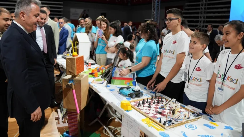 İzmir'de öğrencilerin robotik kodlama projeleri şenlikte sergilendi