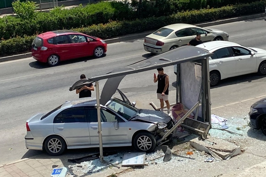 İzmir haber: Otomobil, otobüs durağına çarptı