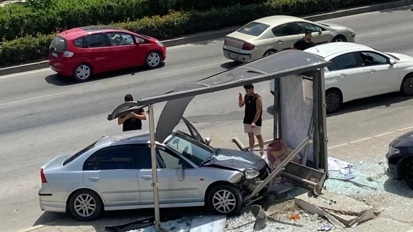 İzmir haber: Otomobil, otobüs durağına çarptı