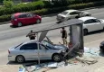 İzmir haber: Otomobil, otobüs durağına çarptı