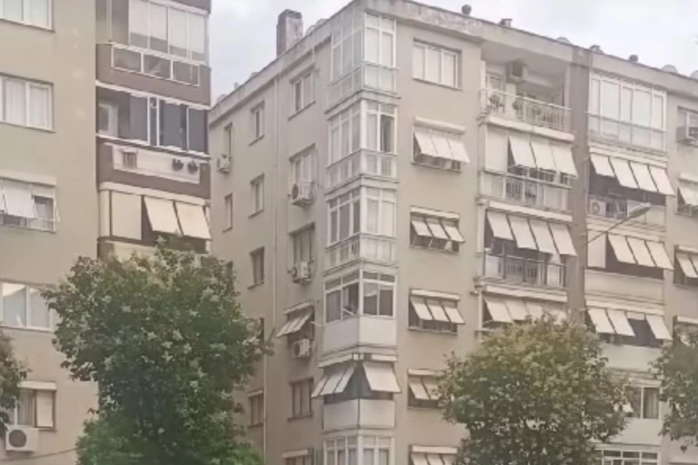 Karşıyaka'da torun dehşeti! Rehin aldığı anneannesini boynundan bıçakladı...