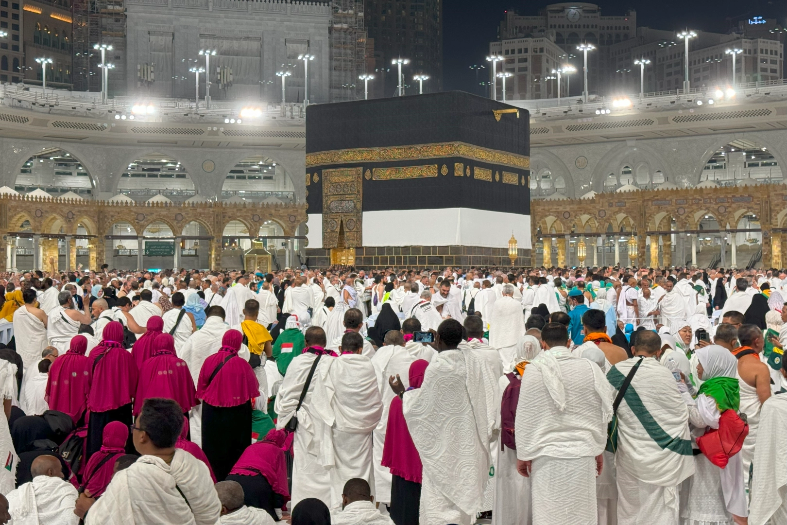 Milyonlarca hacı adayı Kabe'ye kavuştu: Filistin ve Doğu Türkistan için dua edildi haberinin görseli