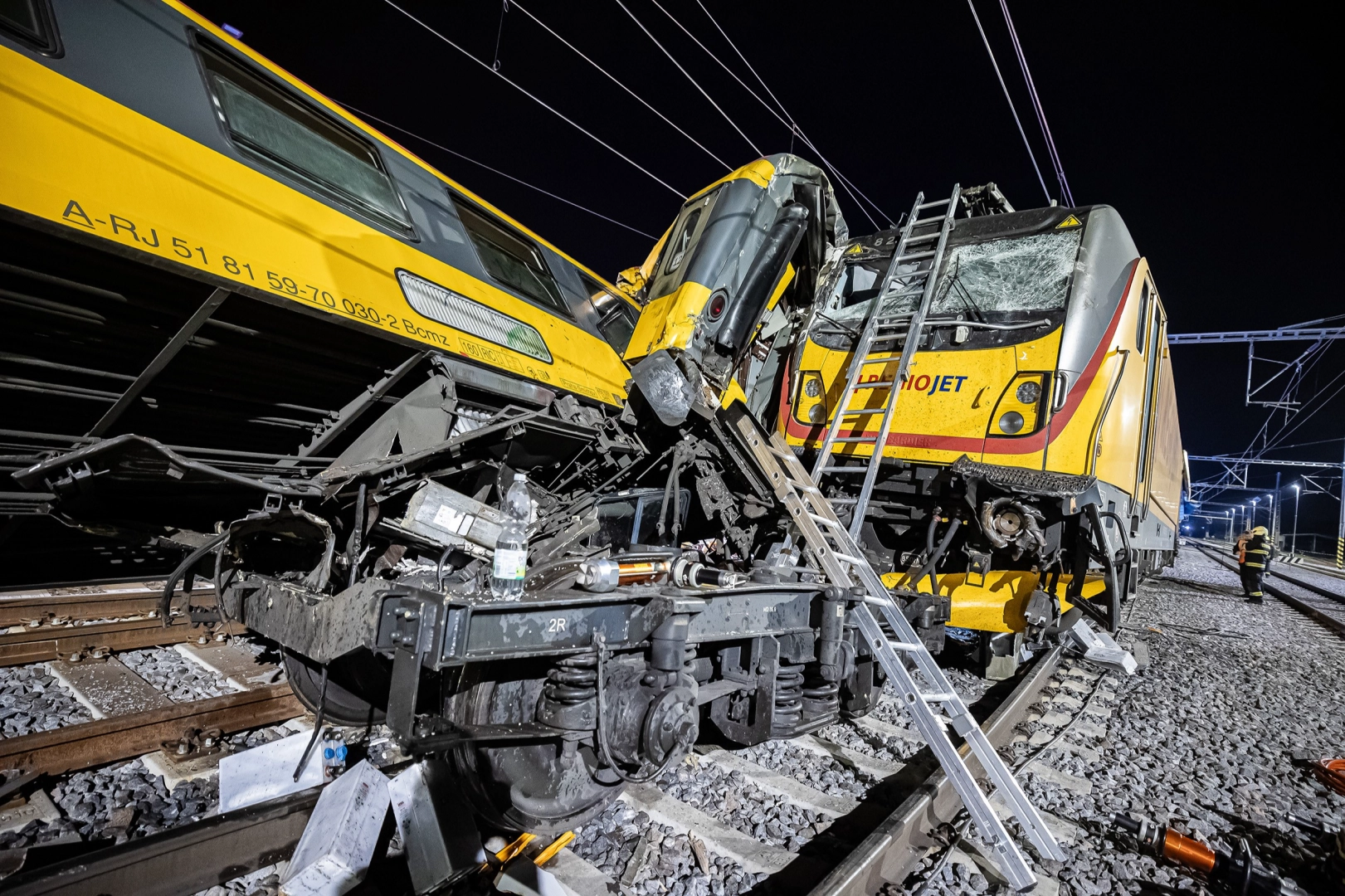 Yolcu treniyle kimyasal madde taşıyan yük treni çarpıştı: Ölü ve yaralılar var haberinin görseli