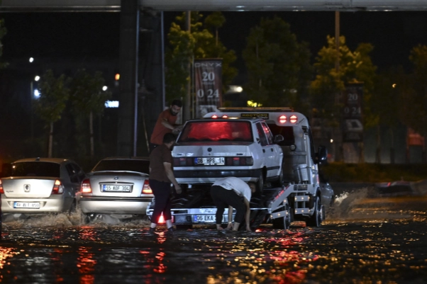 Ankara'da sağanak: Caddeler göle döndü haberinin görseli