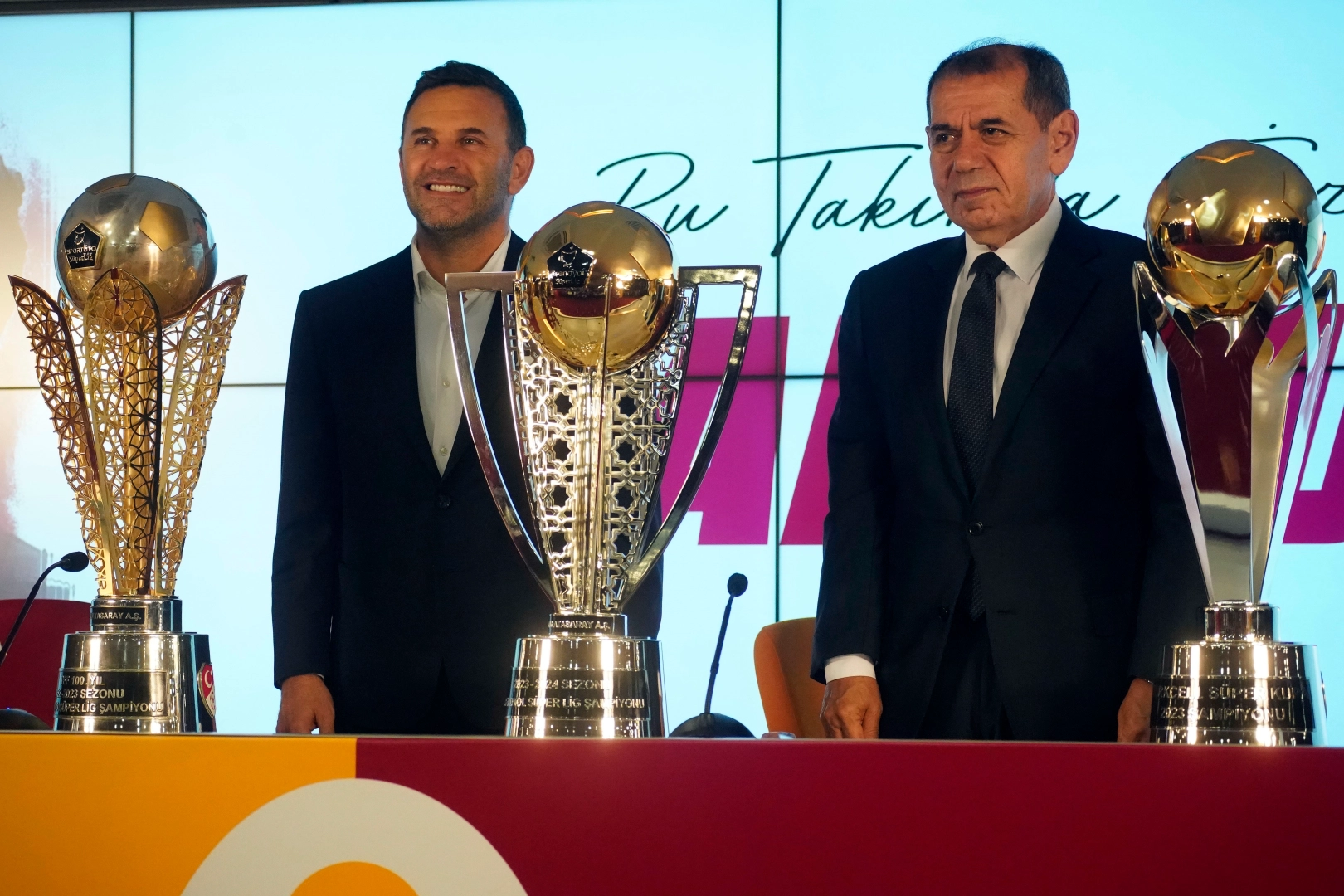 Galatasaray'da imza töreni: Okan Buruk ile sözleşme yenilendi haberinin görseli