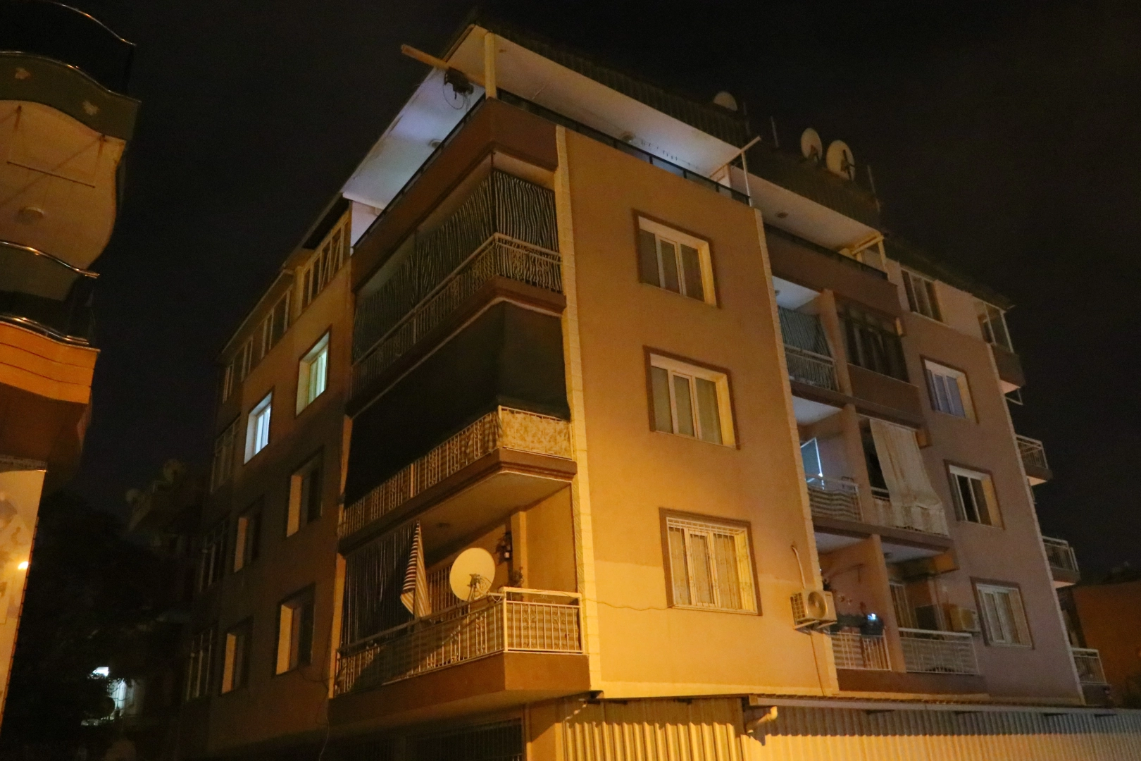 İzmir’de akıl almaz cinayet: 3 çocuk annesi karısını boğarak öldürdü! haberinin görseli