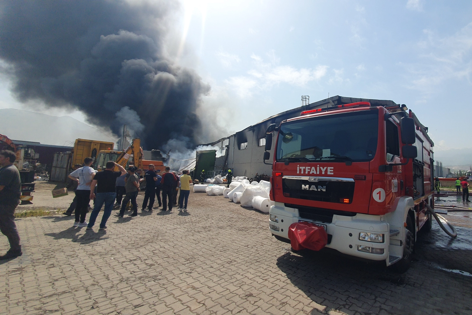 Kayseri’de fabrika yangını: Dumanlar gökyüzünü kapladı