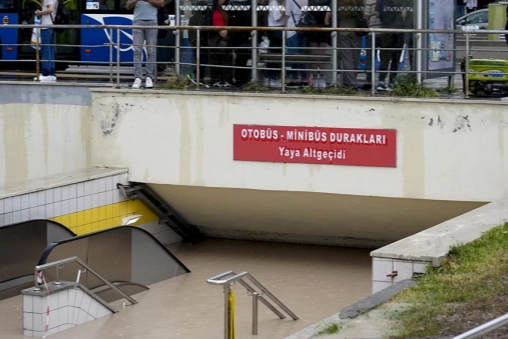 Ankara'da sağanak sele döndü: Metro seferleri durduruldu