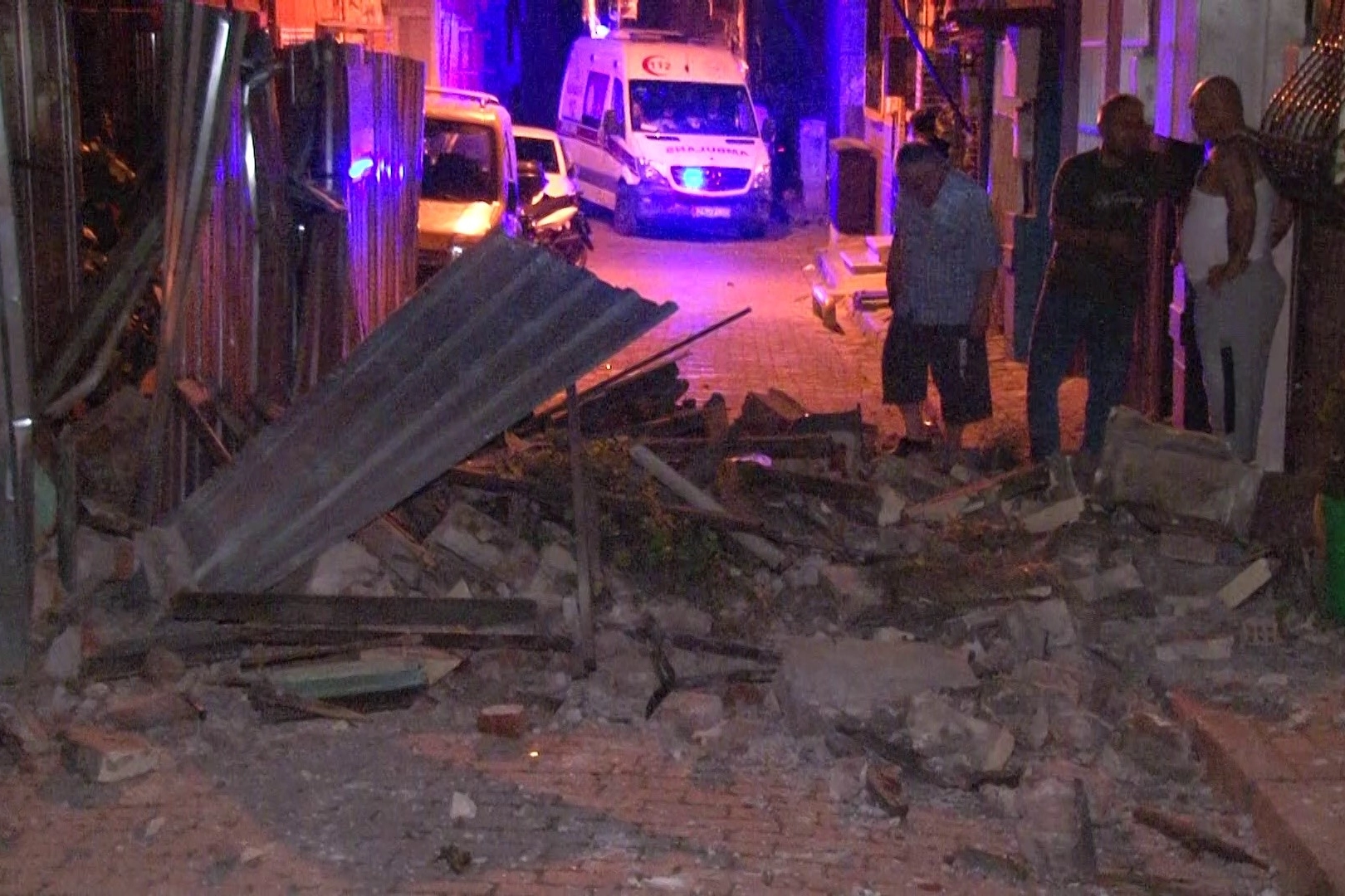 Fatih'te tarihi metruk bina kısmen çöktü: Olası facia kıl payı atlatıldı haberinin görseli
