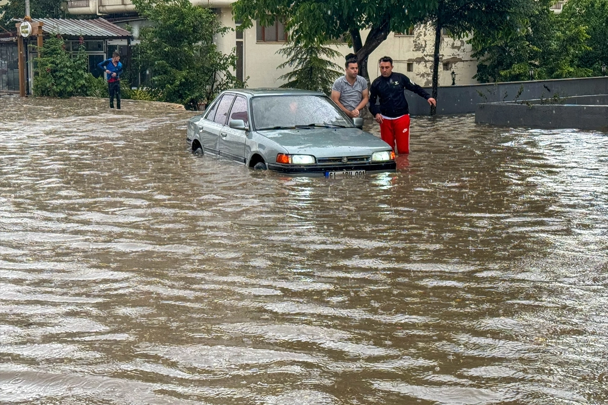 Uşak'ta sağanak yağış: Ev ve iş yerlerini su bastı