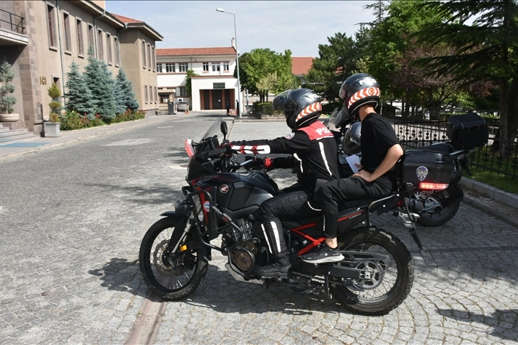 YKS için yanlış okula gelen öğrencilerin yardımına polis yetişti