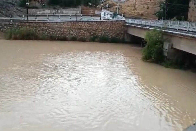 Malatya sağanak yağışa teslim oldu: Yollar göle döndü haberinin görseli
