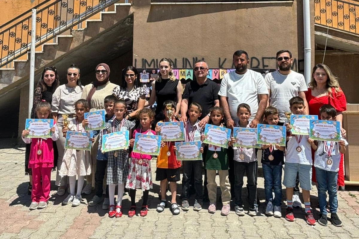 Tepecik’te miniklerden büyük başarı: 1’inci sınıf öğrencileri 100 kitap okudu haberinin görseli