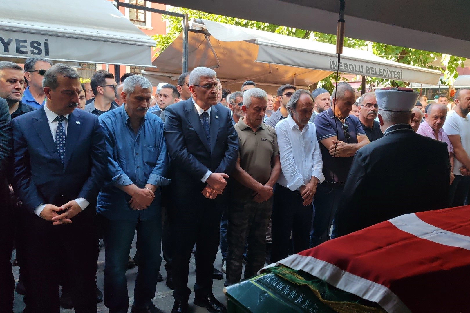 Müsavat Dervişoğlu, yakın arkadaşını son yolculuğuna uğurladı haberinin görseli