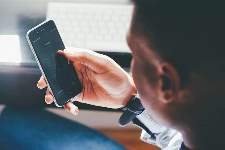 Cep telefonlarının aşırı kullanımı eklemlerde ve sinir dokusunda hasara yol açıyor