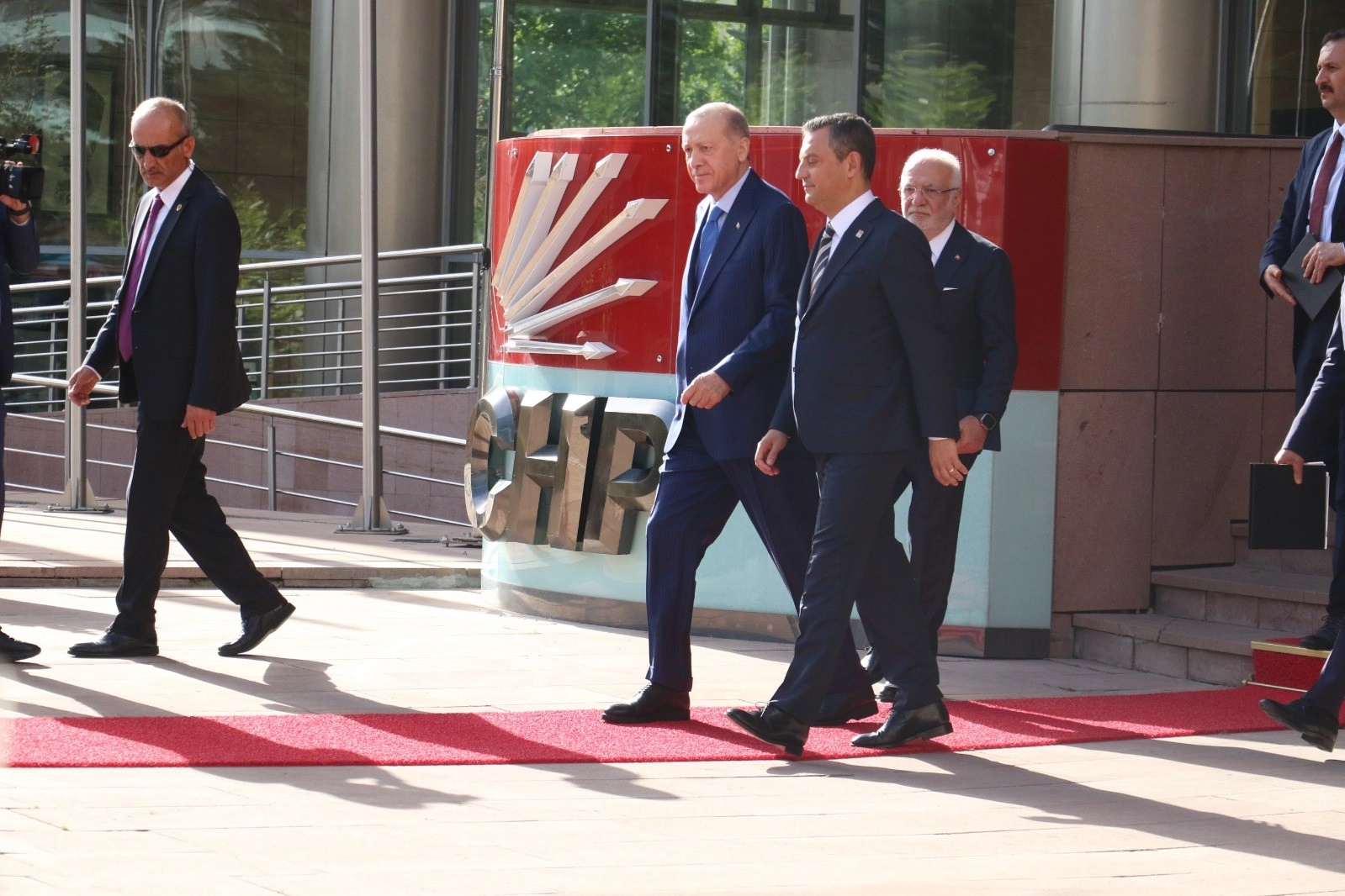 Cumhurbaşkanı Erdoğan ile Özgür Özel görüşmesi sona erdi haberinin görseli