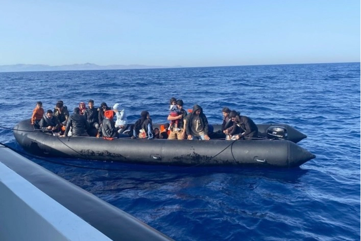 Çanakkale açıklarında düzensiz göçmenler kurtarıldı haberinin görseli