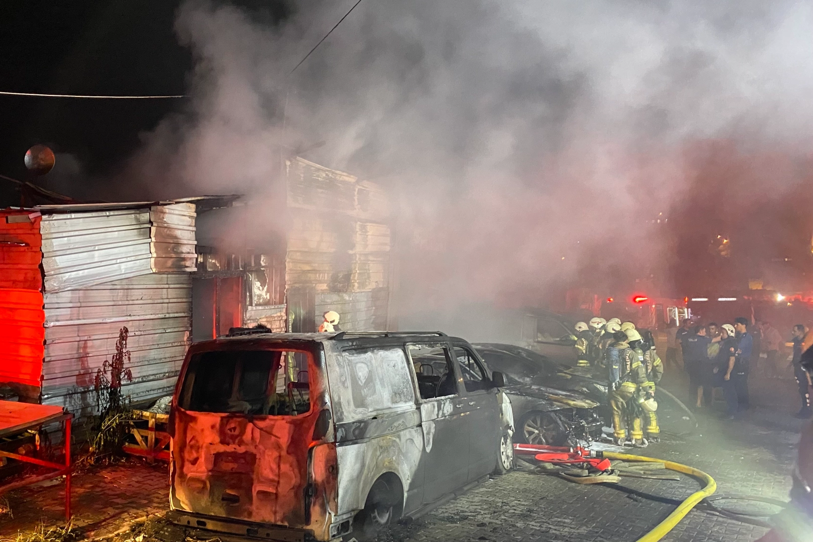 İstanbul’da kundaklama: 8 araç ve bir iş yeri kül oldu