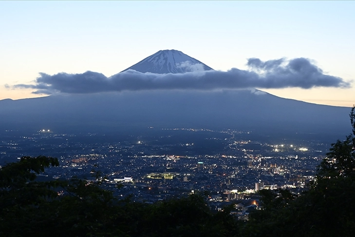 Japonya'da Fuji Dağı manzarasını engelleyen binalar yıkılıyor haberinin görseli