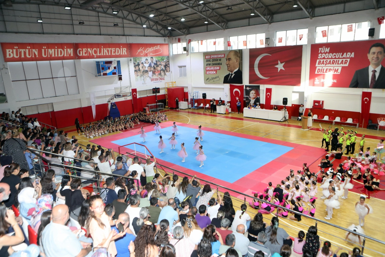 Bayraklılı jimnastik ve bale kursiyerleri hünerlerini sergiledi haberinin görseli