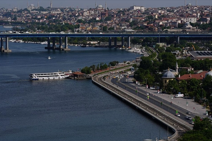 Haliç'te suyun rengi kahverengiye döndü