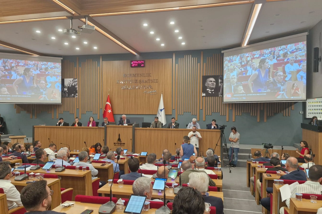 İzBB'de meclis protestoların gölgesinde gerçekleşiyor haberinin görseli