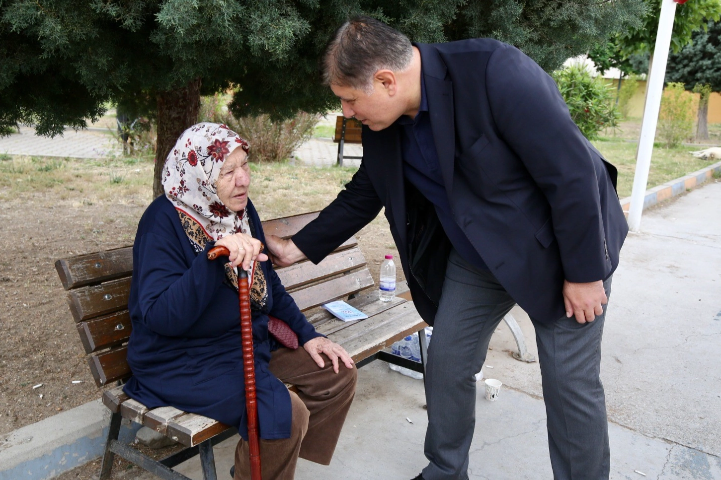 İzmir’de emeklilere dayanışma kartı: Su faturası, market ve kira desteği