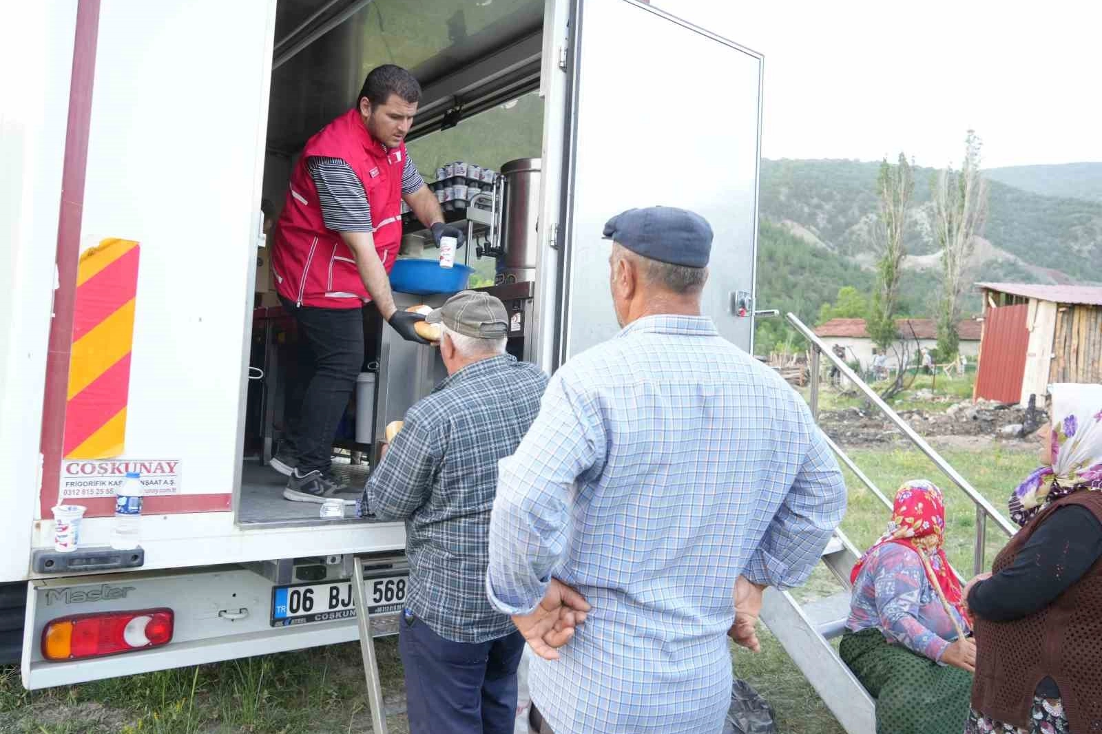 12 evin yandığı Kastamonu'da vatandaşlara Kızılay'dan yemek ikramı