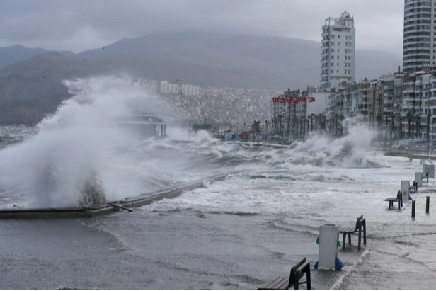 İzmir Valiliği ve Meteoroloji'den İzmir'e fırtına uyarısı