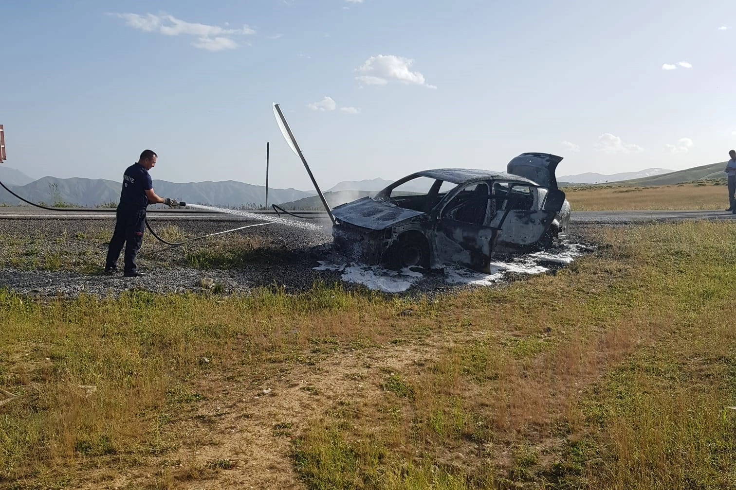 Muş’ta seyir halindeki araç alev aldı