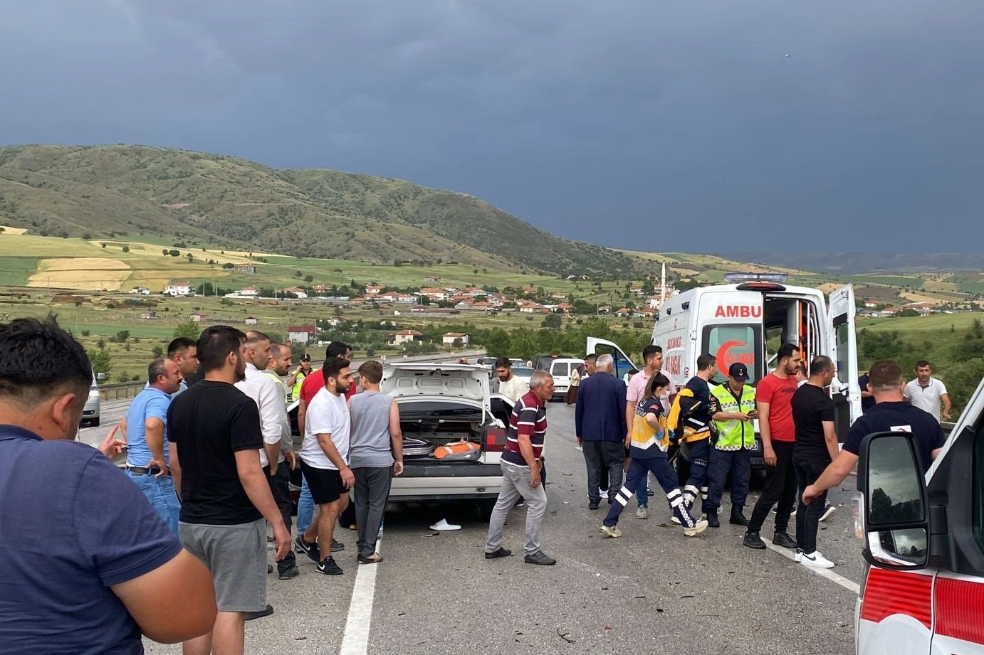 3 araç birbirine girdi: 10 kişi yaralandı haberinin görseli