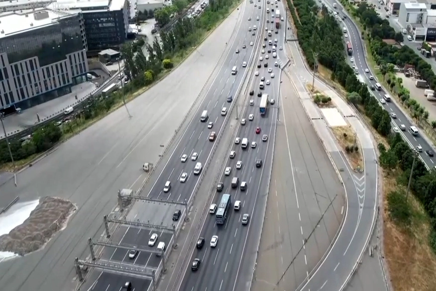 İstanbul'da tatilcilerin trafik yoğunluğu başladı