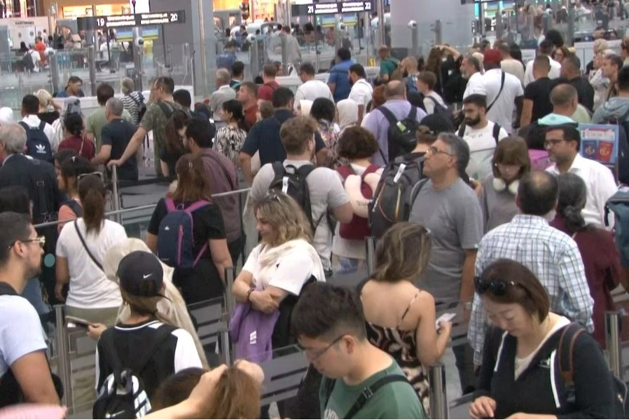 İstanbul Havalimanı bayram yoğunluğu yaşıyor: Ek seferler koyuldu haberinin görseli