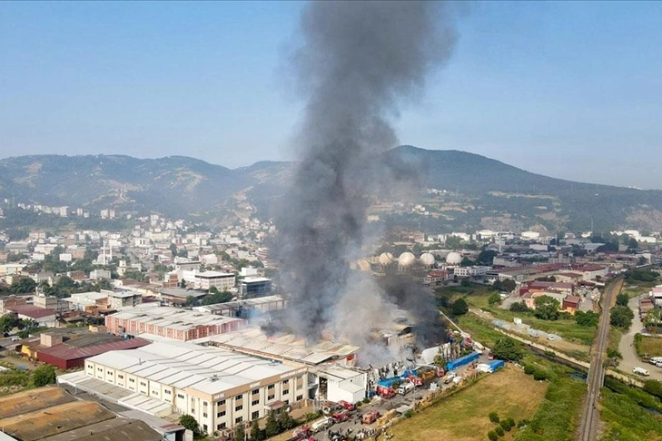 Samsun'da plastik fabrikasında yangın: Ekiplerin müdahalesi sürüyor