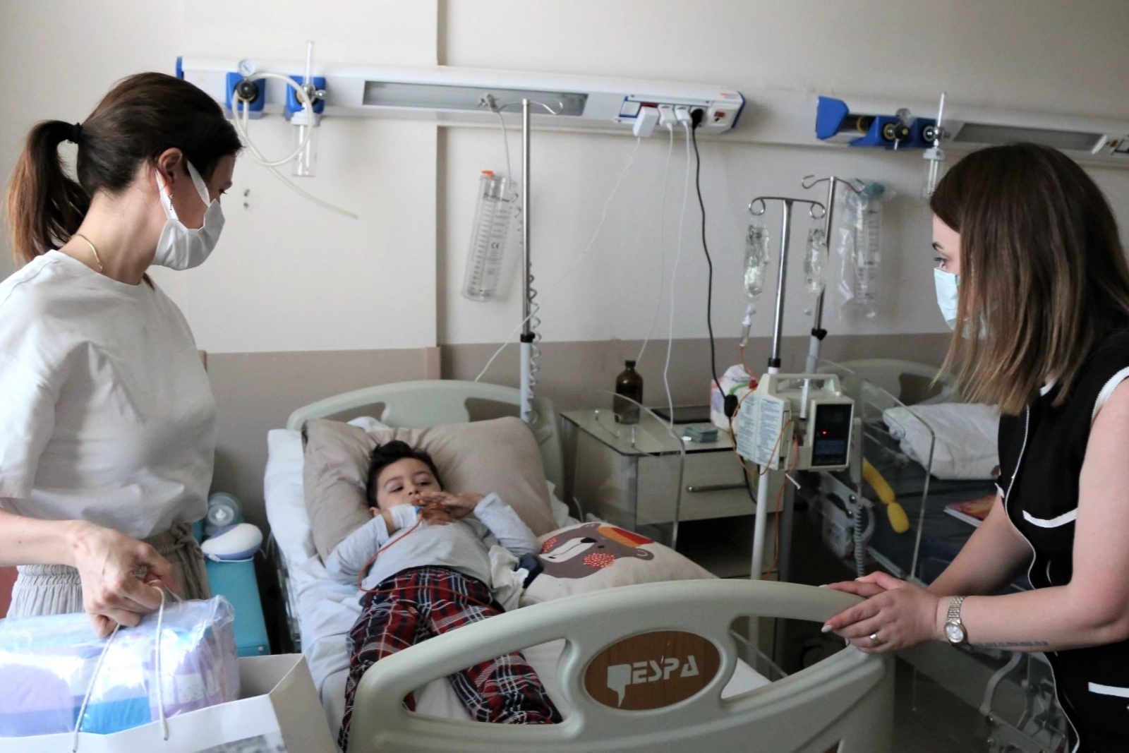 Çocuk hastalara moral ziyareti haberinin görseli
