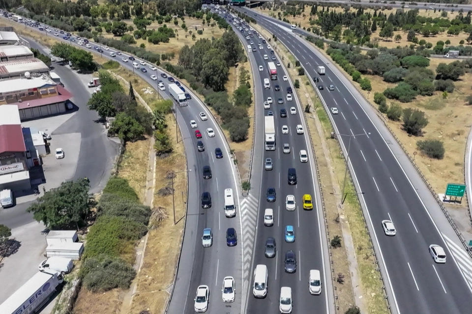 İzmir'den tatil beldelerine uzun kuyruklar başladı