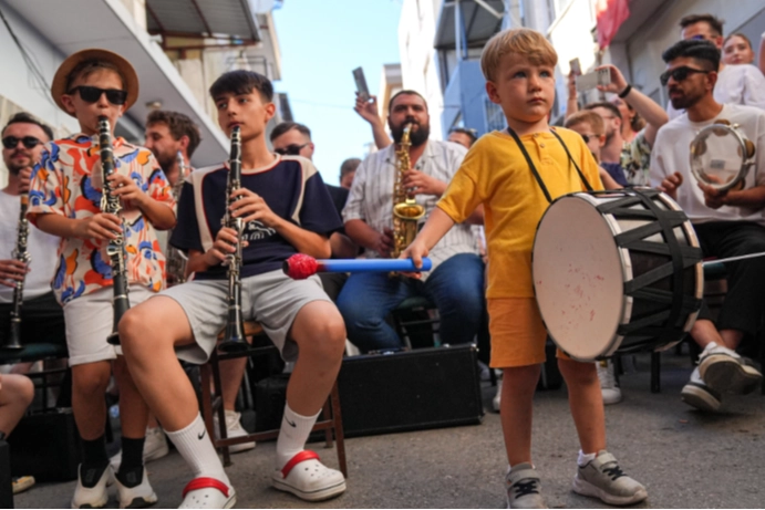Kurban Bayramı arifesinde renkli kutlama: Makedon göçmenleri bandoyla mahalleliyi coşturdu haberinin görseli