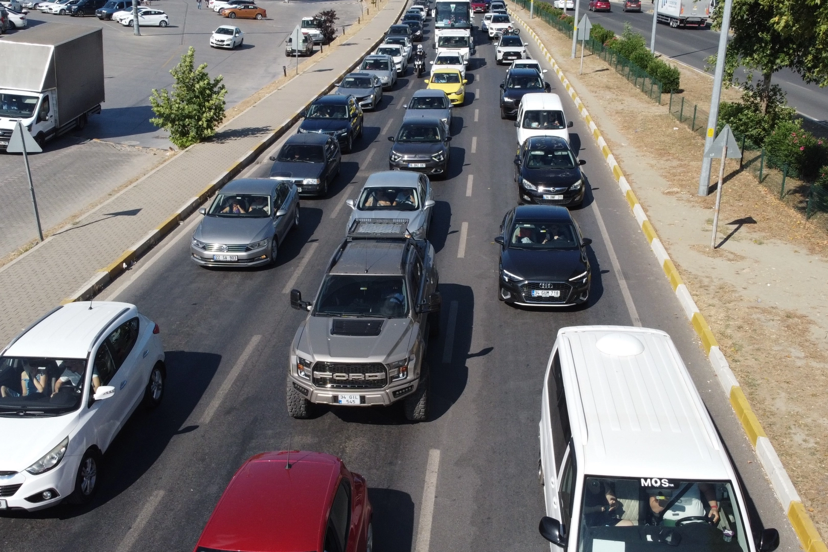 Kuzey Ege’deki tatil merkezlerinde trafikte uzun araç kuyrukları oluşuyor