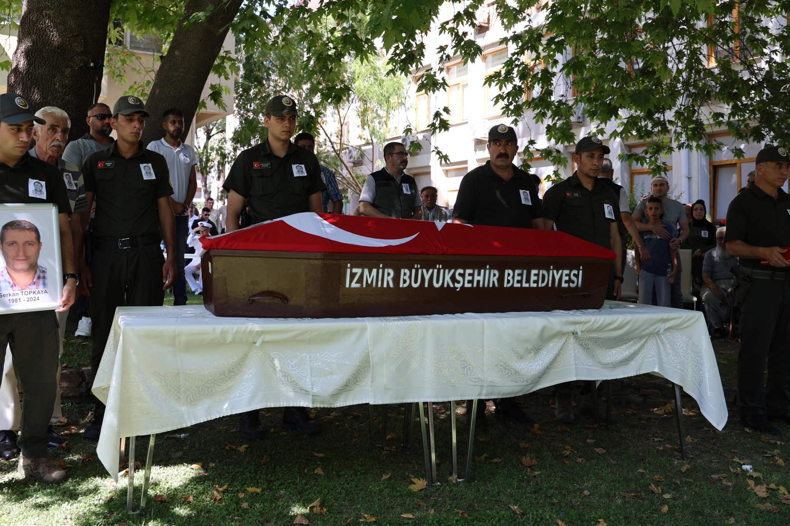 Bayındır'da şehit olan orman personeli son yolculuğuna uğurlandı haberinin görseli