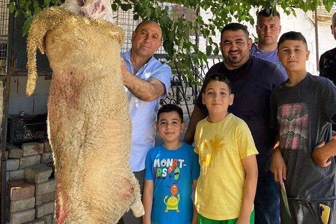 Belediye başkanı kendi kurbanını kendi kesti haberinin görseli