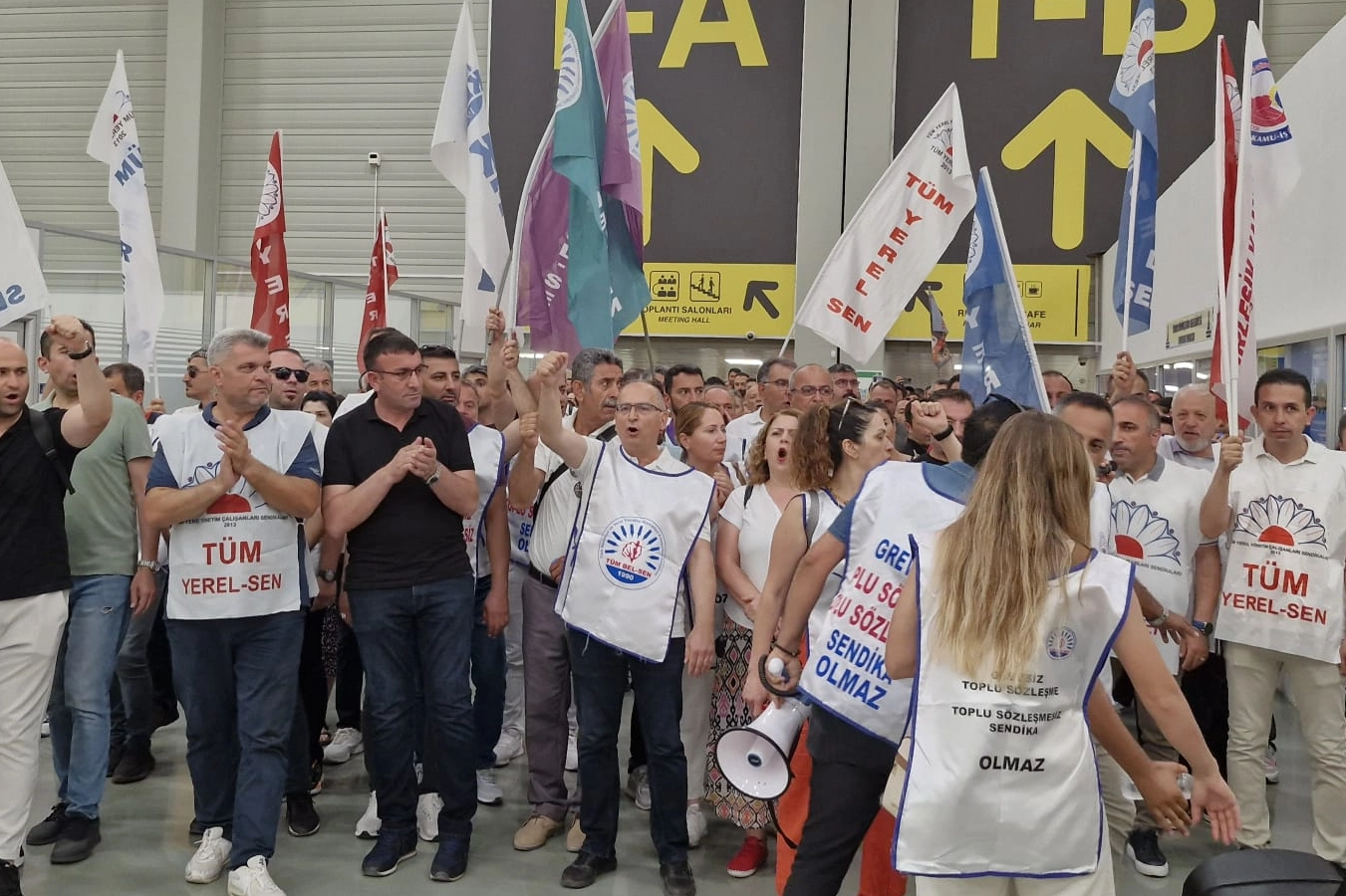 Grevdeki işçilerden yeni açıklama: İzBB tarihte ilk kez ana binada bayramlaşmadı